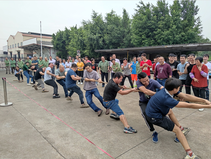 羅織錦繡，鋁鑲?cè)A庭，萬眾歡騰迎國慶。翔龍宇宙，業(yè)滿乾坤，千燈齊亮賀中秋。